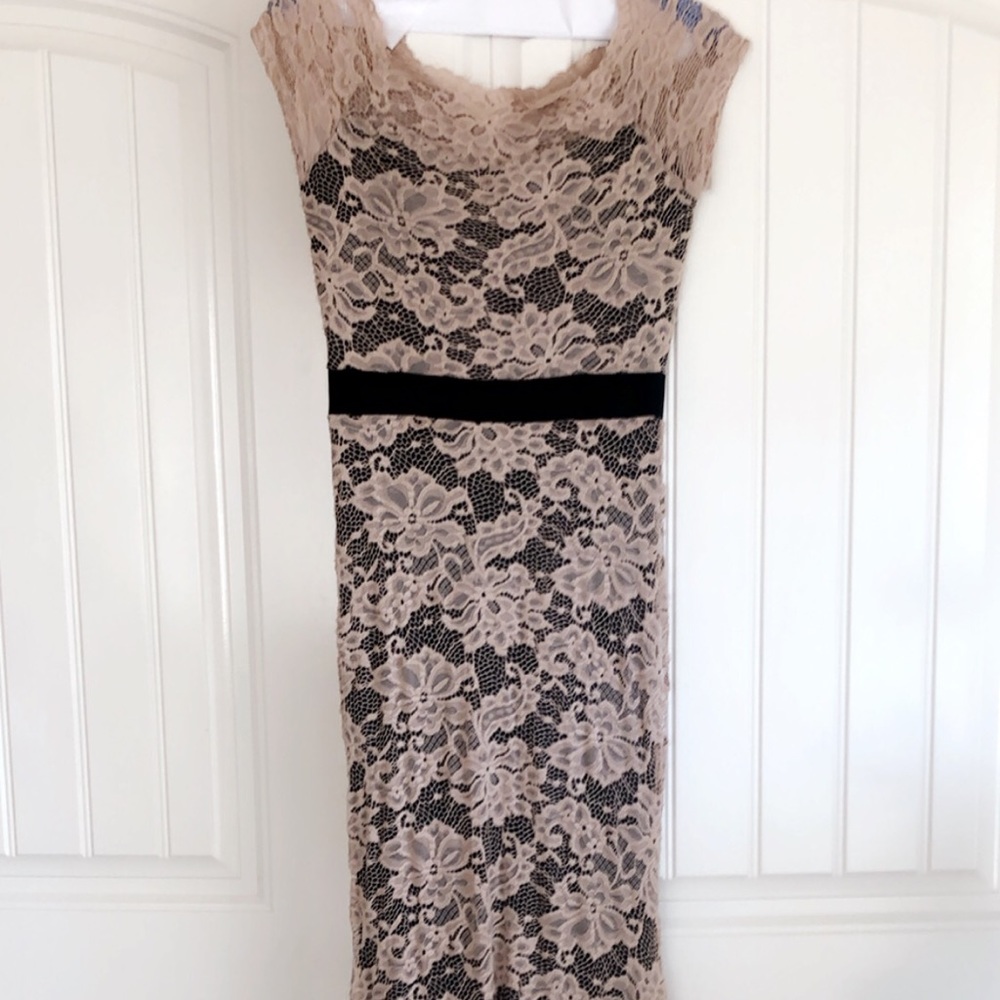 Gorgeous 2 tone lace dress, has stretch to it